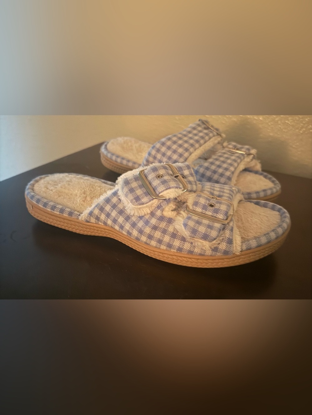 Isotoner Gingham Adjustable Double Buckle Sandal Slippers Size 8.5-9 New - Picture 3 of 4